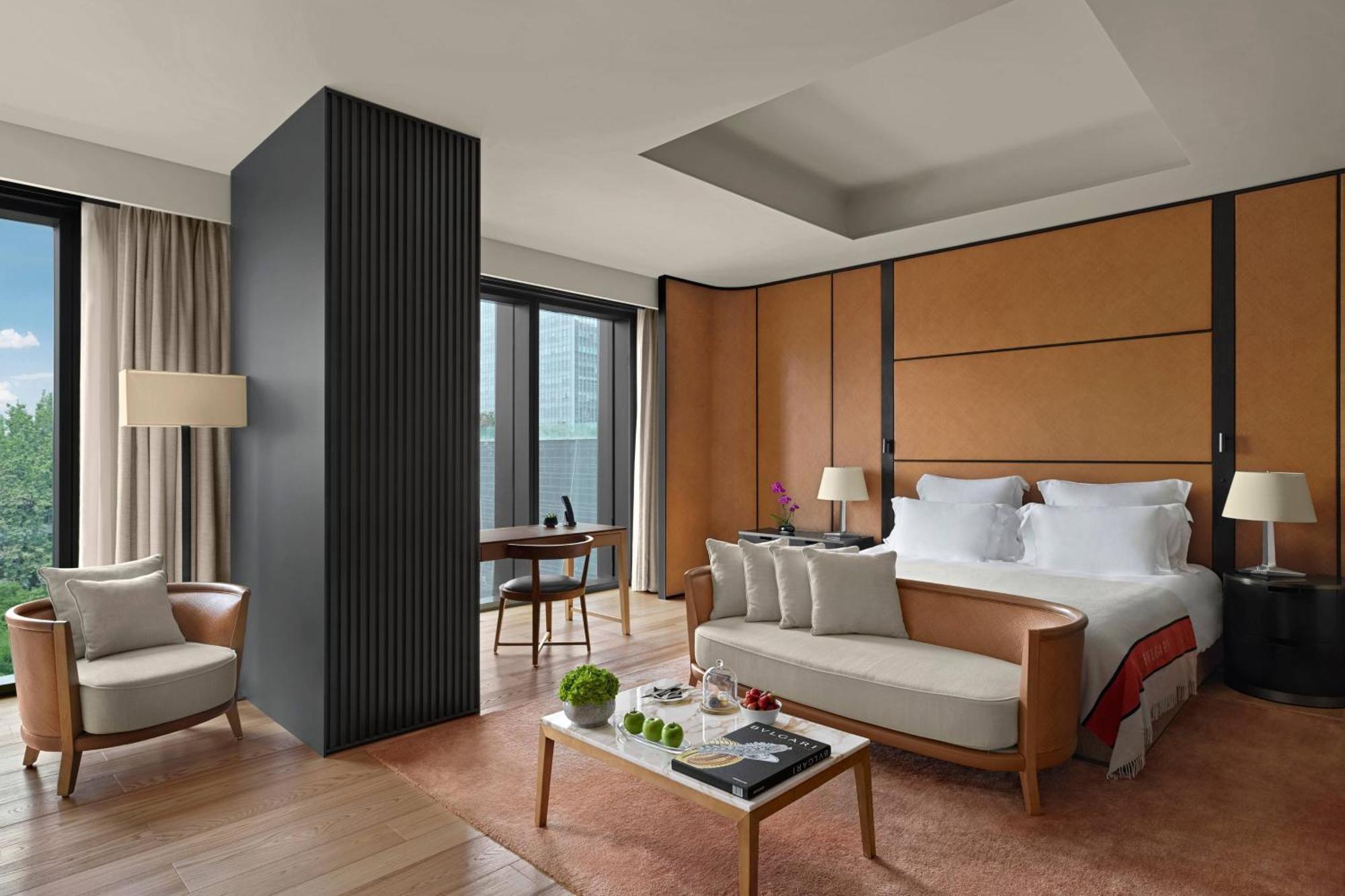 Superior Room One King Bed City View Minibar soft drinks & beers 3km pick-up or drop-off service Berluti shoe shinning & pressing service,1743103083:JPEG